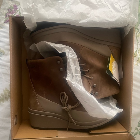 NWT original muck boots women’s liberty wedge. Taupe leather size 10 - Picture 3 of 6